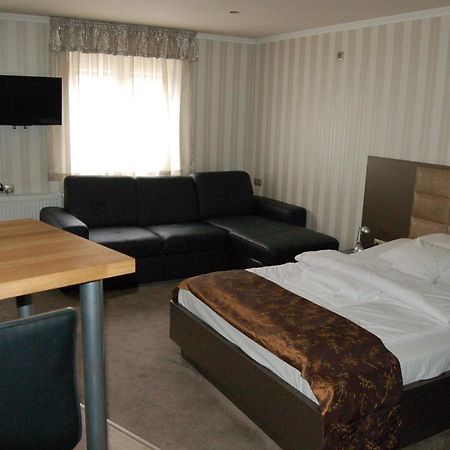 Control Motel Jaszbereny Exterior foto