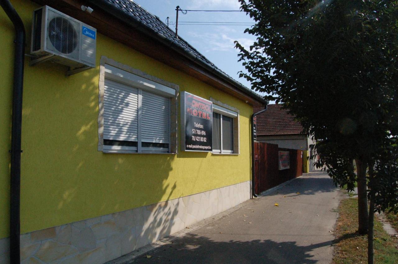 Control Motel Jaszbereny Exterior foto