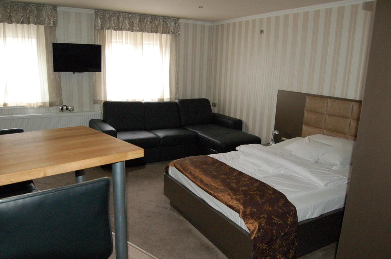 Control Motel Jaszbereny Exterior foto